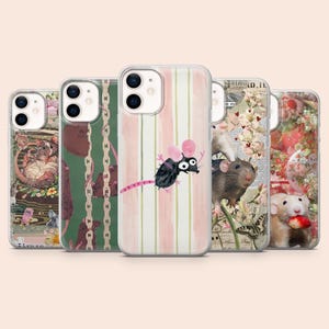 Op de afbeelding: Een verzameling telefoonhoesjes met rattenillustraties. Ontwerpen omvatten een zwarte rat met roze oren en staart, een rat in een bloemenomgeving en een rat met een aardbei. De hoesjes hebben een glanzende afwerking.