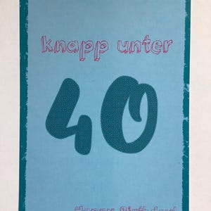 Könnte beinhalten: Hellblaue Geburtstagskarte mit türkisfarbenem Rand. Die Karte zeigt den Text "knapp unter 40" in Rot, mit einer großen blauen "40" in der Mitte. Die Worte "Happy Birthday!" sind unten in Rot geschrieben.