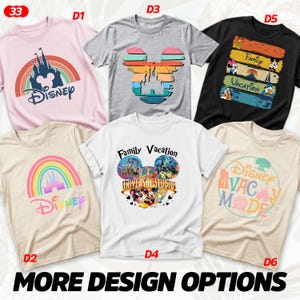 Puede incluir: Variedad de camisetas con dise&ntilde;os tem&aacute;ticos de Disney. Las camisetas muestran varios gr&aacute;ficos, incluyendo un arco&iacute;ris con un castillo, siluetas de Mickey Mouse y el texto "Family Vacation". Los colores incluyen rosa, gris, negro y beige.