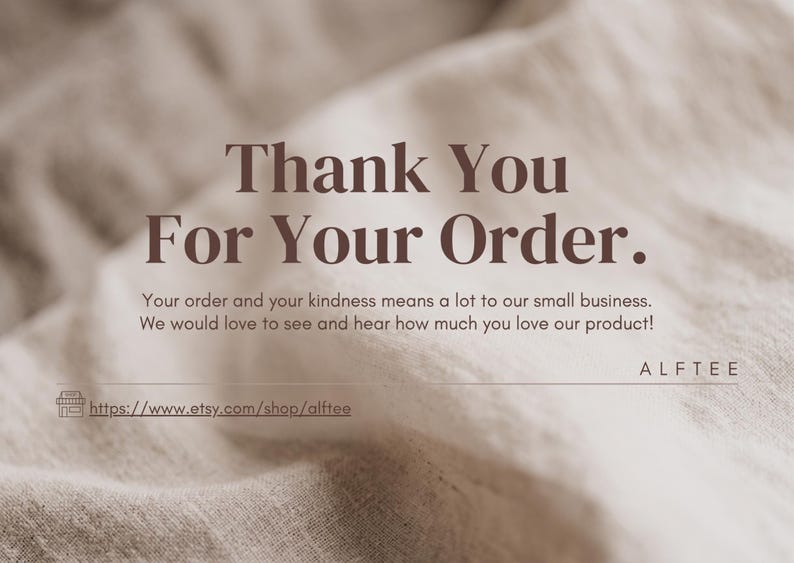 Puede incluir: Tarjeta de agradecimiento con el mensaje "Thank You For Your Order" en marr&oacute;n. La tarjeta tambi&eacute;n incluye un mensaje sobre la peque&ntilde;a empresa y una URL de la tienda. El fondo es una tela texturizada y neutra.