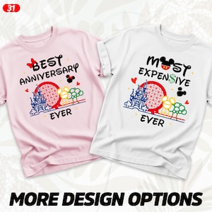 Puede incluir: Dos camisetas, una rosa y otra blanca, con dise&ntilde;os gr&aacute;ficos. La camiseta rosa dice "Best Anniversary Ever" con un castillo, Mickey Mouse y otros gr&aacute;ficos. La camiseta blanca dice "Most Expensive Ever" con gr&aacute;ficos similares.