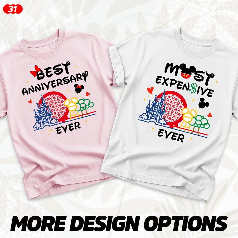 Puede incluir: Dos camisetas, una rosa y otra blanca, con dise&ntilde;os gr&aacute;ficos. La camiseta rosa dice "Best Anniversary Ever" con un castillo, Mickey Mouse y otros gr&aacute;ficos. La camiseta blanca dice "Most Expensive Ever" con gr&aacute;ficos similares.