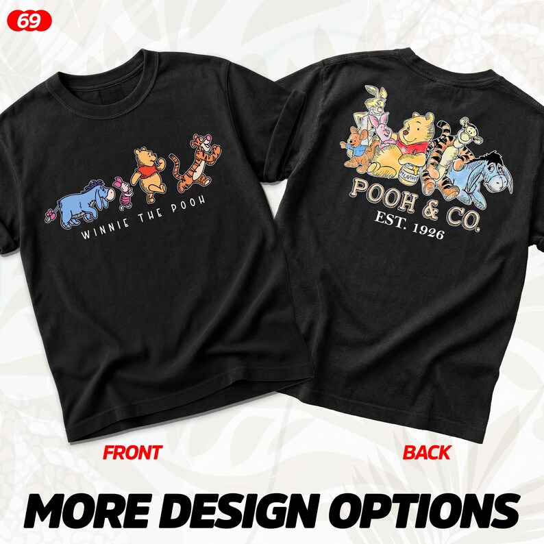 Puede incluir: Camisetas negras con personajes de Winnie the Pooh. La parte delantera muestra a Pooh, Piglet, Tigger y Eeyore con "Winnie the Pooh". La parte trasera muestra los personajes con "Pooh & Co. Est. 1926."
