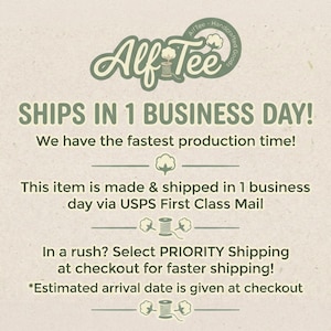 Pode incluir: Gr&aacute;fico creme com o texto "Alf Tee - Handcrafted Goods" e "SHIPS IN 1 BUSINESS DAY!". O texto tamb&eacute;m afirma que o item &eacute; feito e enviado em 1 dia &uacute;til via USPS First Class Mail.