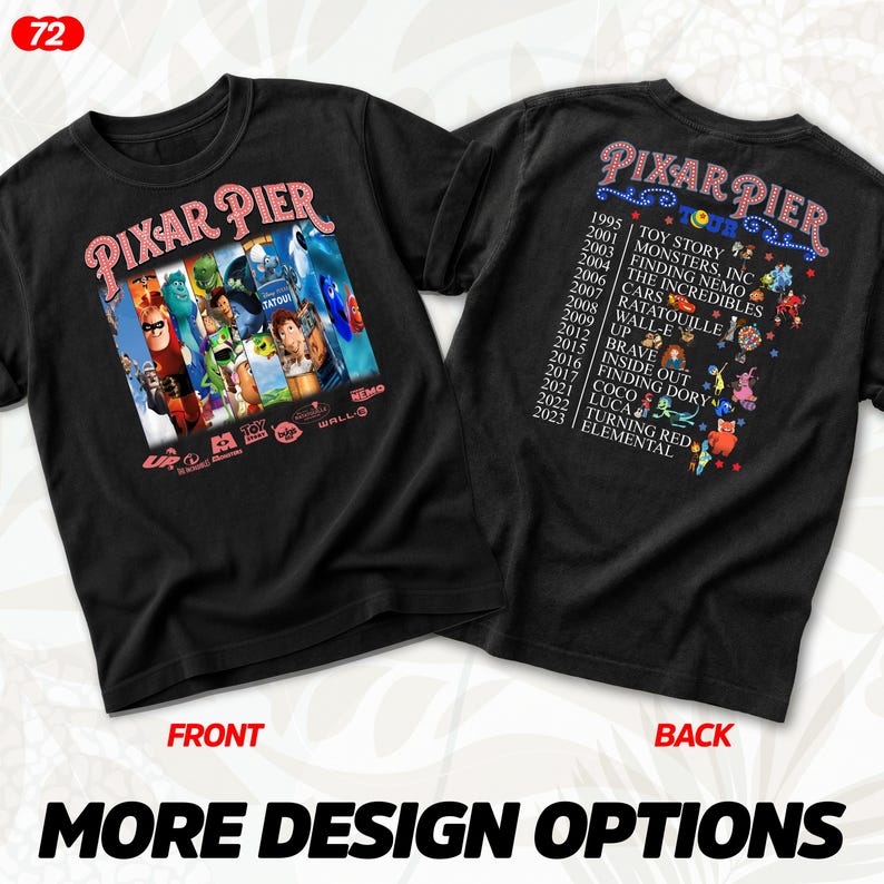 Puede incluir: Camiseta negra con la inscripci&oacute;n "PIXAR PIER" en rosa. La parte delantera muestra un collage de personajes animados. La parte trasera enumera pel&iacute;culas de Pixar de 1995 a 2023. La camiseta es de cuello redondo. Las palabras "FRONT" y "BACK" tambi&eacute;n son visibles.