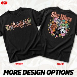 Puede incluir: Camisetas negras con dise&ntilde;os delanteros y traseros. El frente muestra "Disneyland" con ilustraciones de personajes y "The Original". La parte trasera presenta "Star Wars" con personajes y flores. Texto "MORE DESIGN OPTIONS" en la parte inferior.