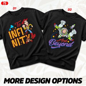 Puede incluir: Dos camisetas negras con gr&aacute;ficos de dibujos animados. Una presenta a Woody con el texto "To Infinity", la otra a Buzz Lightyear con el texto "And Beyond". Ambos dise&ntilde;os son de colores vibrantes. Las camisetas se muestran sobre un fondo blanco.