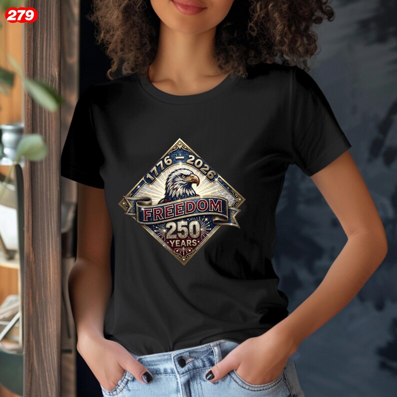 Pode incluir: T-shirt preto com um design gr&aacute;fico em forma de diamante com uma &aacute;guia, o texto "1776-2026" e "Freedom 250 Years". O design usa cores vermelho, branco, azul e dourado. Gola redonda.