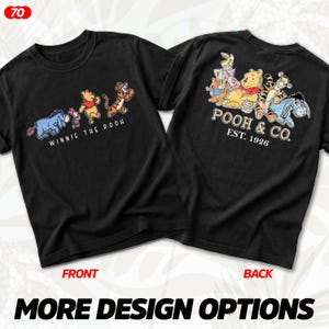 Puede incluir: Camisetas negras con personajes de Winnie the Pooh. La parte delantera muestra a Pooh, Tigger, &Iacute;gor y Piglet. La parte trasera muestra a Pooh y sus amigos con "POOH & CO. EST. 1926". Las camisetas tienen las palabras "FRONT" y "BACK".