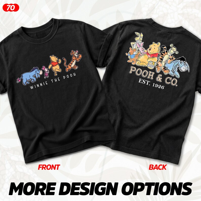 Puede incluir: Camisetas negras con personajes de Winnie the Pooh. La parte delantera muestra a Pooh, Tigger, &Iacute;gor y Piglet. La parte trasera muestra a Pooh y sus amigos con "POOH & CO. EST. 1926". Las camisetas tienen las palabras "FRONT" y "BACK".