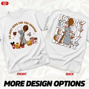 Puede incluir: Camisetas blancas con un dise&ntilde;o de chef de rat&oacute;n de dibujos animados. La parte delantera dice "I'M JUST HERE FOR THE SNACKS" con ilustraciones de comida. La parte trasera dice "BE MY READY".