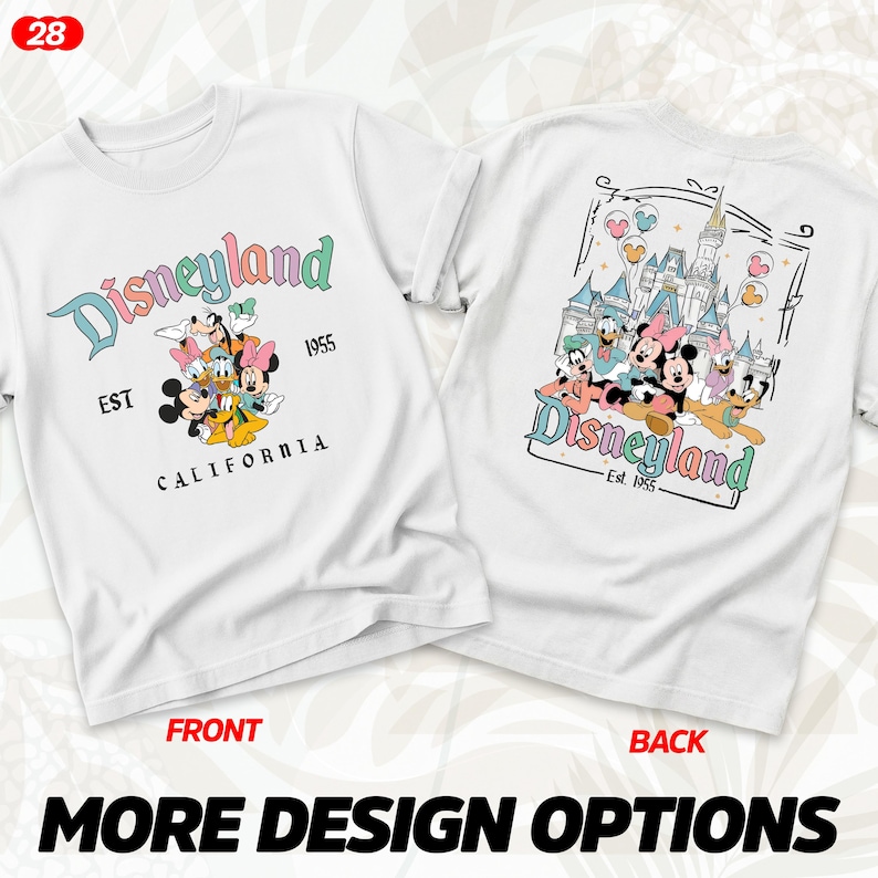 Puede incluir: Camiseta blanca con el logo de Disneyland y personajes. El frente muestra el logo de Disneyland, personajes y el texto "Est 1955 California". La parte posterior presenta un castillo y m&aacute;s personajes.