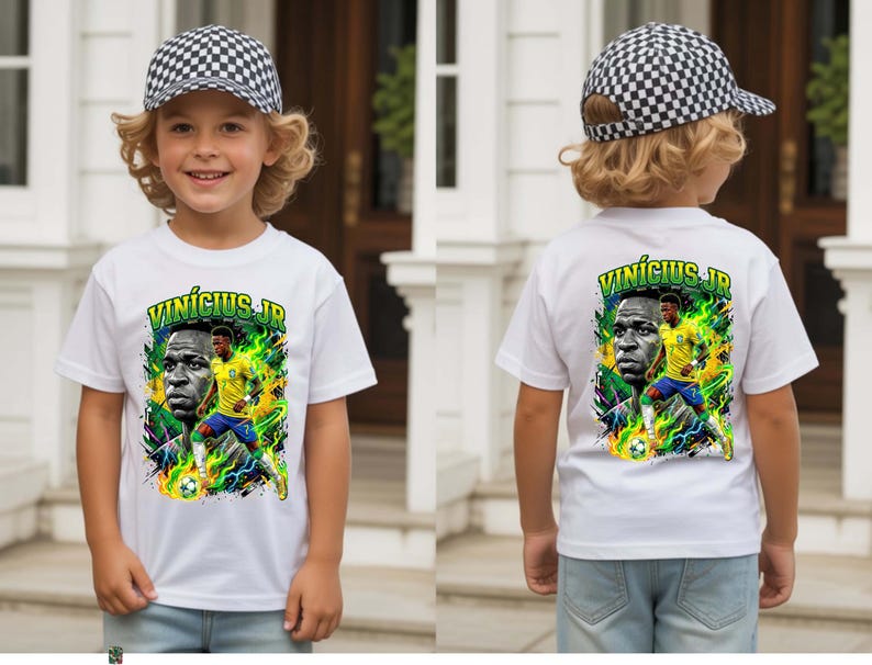 Puede incluir: Camiseta blanca con un gr&aacute;fico del futbolista Vin&iacute;cius J&uacute;nior con el uniforme de la selecci&oacute;n brasile&ntilde;a. El dise&ntilde;o incluye el retrato del jugador y su nombre en verde y amarillo. El ni&ntilde;o lleva una gorra a cuadros blancos y negros.