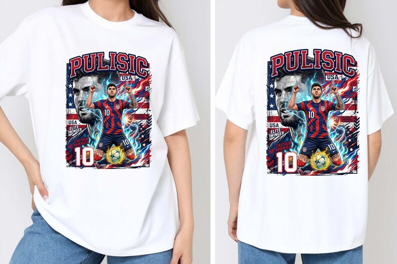 Puede incluir: Camiseta blanca con un gr&aacute;fico de un jugador de f&uacute;tbol con una camiseta a rayas rojas y azules, con el nombre "Pulisic" y el n&uacute;mero "10". El dise&ntilde;o incluye la bandera estadounidense y un bal&oacute;n de f&uacute;tbol.