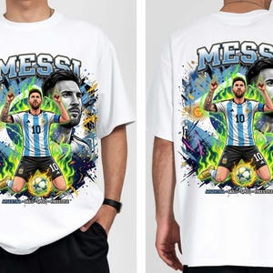 Puede incluir: Camiseta blanca con un gr&aacute;fico vibrante de un futbolista con una camiseta a rayas azules y blancas, con el nombre "MESSI" arriba. El dise&ntilde;o incluye un retrato y el texto "ARGENTINA - SKILL - SPEED - FREESTYLE".