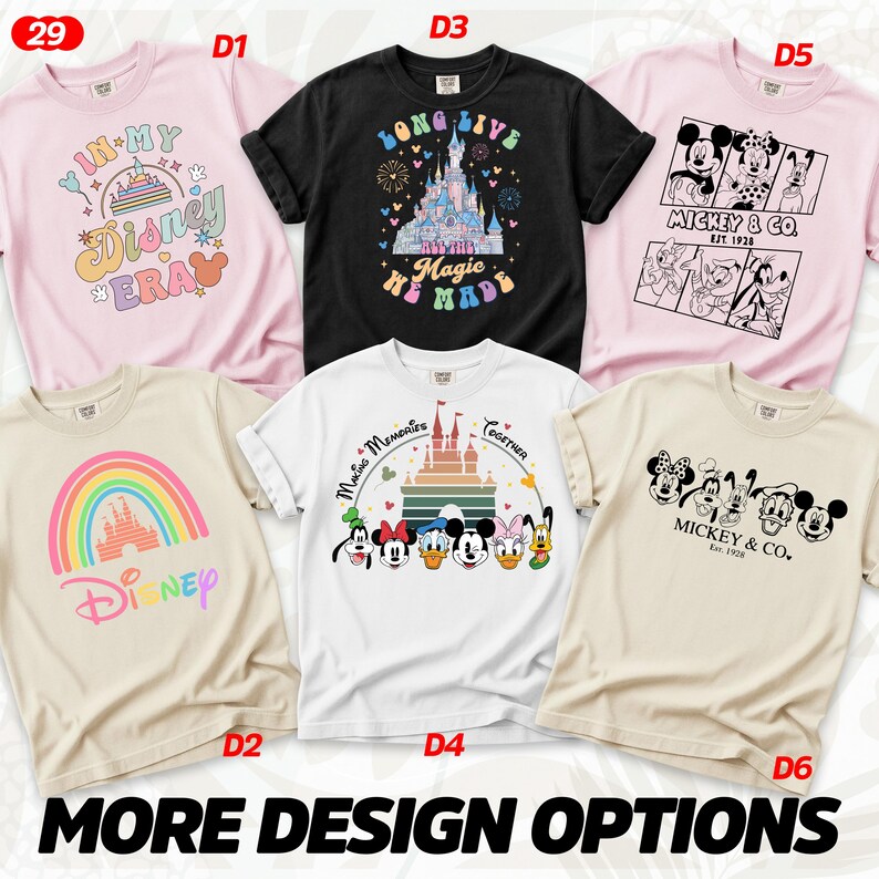 Puede incluir: Colecci&oacute;n de camisetas con gr&aacute;ficos tem&aacute;ticos de Disney. Los dise&ntilde;os incluyen una camiseta rosa con "In My Disney Era", una camiseta negra con un castillo y "Long Live Magic Made", y una camiseta beige con un arco&iacute;ris y "Disney".