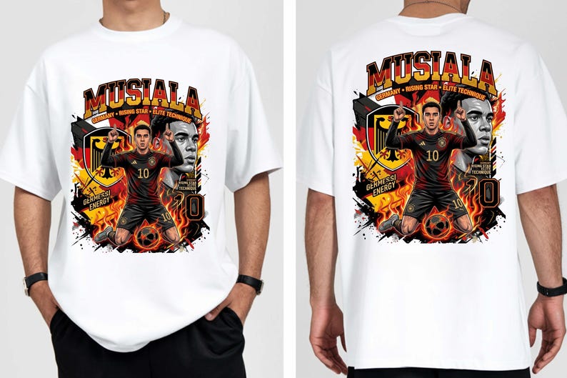 Puede incluir: Camiseta blanca con un gr&aacute;fico de un jugador de f&uacute;tbol con uniforme negro y rojo, con el nombre "Mustala" arriba. El dise&ntilde;o incluye la bandera alemana y el texto "Germany Rising Star Elite Technique".