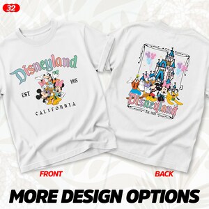 Puede incluir: Camisetas blancas con gr&aacute;ficos de Disneyland. La parte delantera de la camiseta presenta la palabra "Disneyland" en colores pastel, con personajes de dibujos animados y el texto "EST 1955 CALIFORNIA". La parte trasera tiene un castillo.