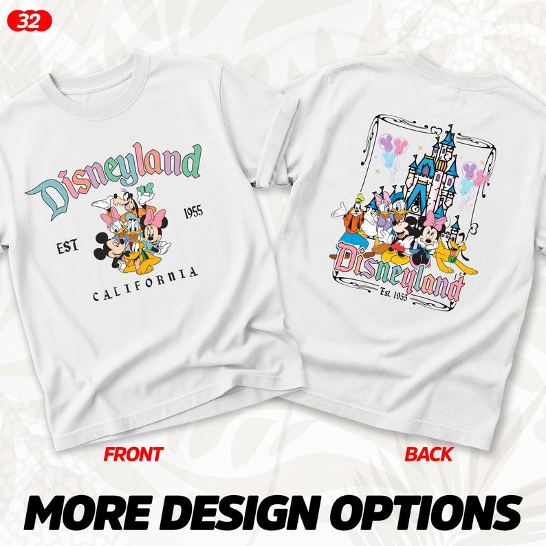 Puede incluir: Camisetas blancas con gr&aacute;ficos de Disneyland. La parte delantera de la camiseta presenta la palabra "Disneyland" en colores pastel, con personajes de dibujos animados y el texto "EST 1955 CALIFORNIA". La parte trasera tiene un castillo.