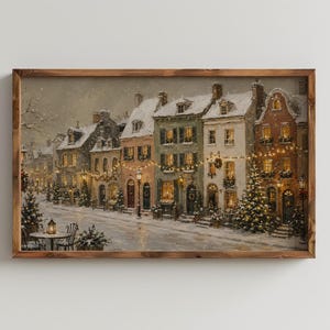Puede incluir: Una impresión de arte mural rectangular en un marco de madera oscura que representa una escena callejera europea nevada por la noche. La imagen muestra edificios de varios pisos con ventanas iluminadas, luces de cadena brillantes y árboles.