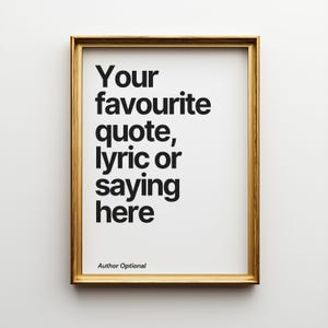 Puede incluir: Un cuadro rectangular en un marco dorado con texto negro sin remates sobre un fondo blanco que dice: Your favourite quote, lyric or saying here. Debajo del texto principal, las palabras Author Optional aparecen en un tamaño más pequeño.