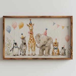 Può includere: Una stampa ad acquerello incorniciata raffigurante una scena di festa con animali. Una giraffa, una zebra, un elefante, una tigre e due pinguini indossano cappelli da festa. Palloncini e uno striscione sono inclusi. La cornice è in legno.