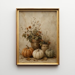 Può includere: Una stampa artistica incorniciata raffigurante una natura morta con tre zucche color arancione, bianco e verde tenue, disposte davanti a due vasi di terracotta usurati riempiti di fiori di campo secchi e fogliame su uno sfondo beige strutturato.
