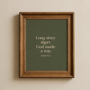 Pode incluir: Impressão emoldurada com o texto "Long story short, God made a way. Salmo 16:11" em fonte bege clara. O fundo é verde suave e a moldura é de madeira castanha escura.