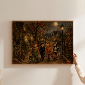 以下が含まれることがあります： ハロウィーンの夜の風景を描いた長方形のウォールアートプリント。石畳の道を歩く4人の子供たちが、かかし、黒猫、カボチャ、骸骨の仮装をしており、それぞれ小さなお菓子用のバケツを手に持っている様子が描かれています。