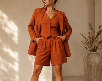 Gebranntes Orange-Frauen-Klage-Set | Maßgeschneiderte Blazer Weste Shorts Outfit | Schickes Sommer Co-ord Set | Eleganter Street Style 3-Teiler