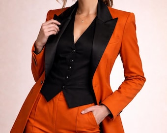 Elegante tailleur da donna arancione a tre pezzi con colletto in raso nero, completo formale blazer, gilet e pantaloni, tailleur elegante per donna, abito da invitata a un matrimonio, tailleur.