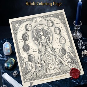 Puede incluir: Una página para colorear para adultos titulada "The Moon Goddess" presenta una ilustración detallada de una mujer con lobos, búhos y fases lunares. La obra de arte es en blanco y negro con el texto "KindredColorsStudio - Instant Download". También se ve una vela azul y cristales.
