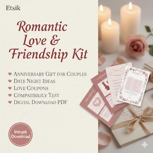Puede incluir: Un Kit Romántico de Amor y Amistad con el texto "Romantic Love & Friendship Kit". El kit incluye ideas para citas nocturnas, cupones de amor y una prueba de compatibilidad. La imagen también muestra velas encendidas, una rosa y una caja de regalo.