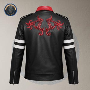 Può includere: Giacca in pelle nera con colletto rosso e design a drago rosso ricamato sul retro. Presenta strisce bianche sulle maniche e cerniere argentate. Un logo è visibile in alto a sinistra.