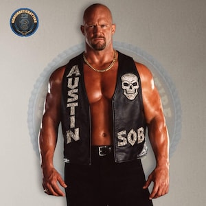 Può includere: Gilet in pelle nera con il nome "AUSTIN" e le lettere "SOB" in bianco, insieme a una toppa a forma di teschio. Il gilet è indossato a pelle, con una collana a catena dorata e una cintura nera.