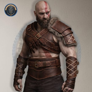 Könnte beinhalten: Braunes Leder-Rüstungsset mit Fellbesatz, Schulterpolstern und Armschützern. Die Rüstung weist aufwendige Nähte und Schnallendetails auf. Das Bild enthält den Text "GENUINESTICCHATTRE" in einem kreisförmigen Logo.