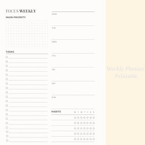 Pode incluir: Um planejador semanal imprimível com o texto "FOCUS WEEKLY" e seções para as principais prioridades, tarefas e hábitos. Inclui espaços para cada dia da semana e rastreamento de hábitos.