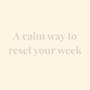 Pode incluir: Um fundo bege claro com o texto "A calm way to reset your week" em uma fonte cinza suave. O texto está centralizado e em um estilo simples e elegante.