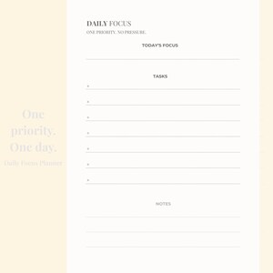 Pode incluir: Um Daily Focus Planner creme com o texto "DAILY FOCUS" e "ONE PRIORITY, NO PRESSURE." O planner inclui seções para "TODAY'S FOCUS," "TASKS," e "NOTES." O lado esquerdo tem o texto "One priority. One day. Daily Focus Planner."