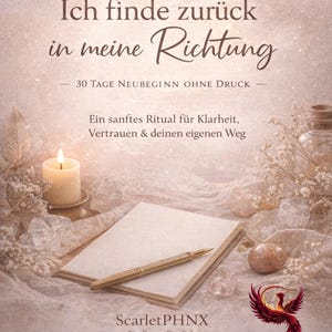 Könnte beinhalten: Ein warmtoniges Bild mit einer brennenden Kerze, einem Notizbuch mit Stift und dekorativen Elementen. Der Text lautet "Ich finde zurück in meine Richtung" und "30 TAGE NEUBEGINN OHNE DRUCK". Das ScarletPHNX-Logo ist ebenfalls zu sehen.
