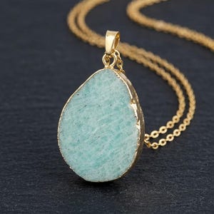 Elegant halsband med droppformad amazonit – Handgjort uttalandehalsband med blå amazonit för lugn, balans och positiv energi
