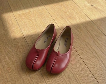 Zapatos Tabi de cuero rojo hechos a mano, mocasines vintage con punta dividida, estilo elegante de ballet.