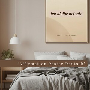 Puede incluir: Un dormitorio con una cama cubierta con una manta gris y almohadas, una cómoda de madera y un póster enmarcado con el texto "Ich bleibe bei mir". La habitación está decorada en tonos neutros, con una ventana y una lámpara colgante.