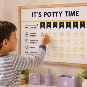Puede incluir: Una tabla de entrenamiento para ir al baño enmarcada con borde de madera clara que muestra el texto IT'S POTTY TIME y una cuadrícula de estrellas amarillas. Incluye iconos de inodoro, papel, descarga de agua y lavado de manos.
