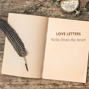Può includere: Libro aperto con il testo "LOVE LETTERS Write from the heart". Una penna a pois bianchi e neri poggia sulle pagine aperte. Sono visibili anche un orologio da tasca vintage, occhiali e chiavi.