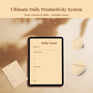 Può includere: Immagine di un sistema di produttività con il testo "Ultimate Daily Productivity System". Un tablet mostra un modello "Daily Focus". Ulteriori elementi includono un blocco note, post-it e il testo "Focus, routines & habits - printable system".