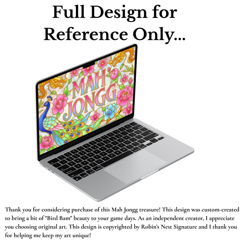 Op de afbeelding: Een zilveren laptop met een kleurrijke afbeelding met de tekst MAH JONGG, voorzien van illustraties van een blauwe en groene pauw, roze bloemen en een gouden draak. Boven de laptop staat de tekst Full Design for Reference Only.