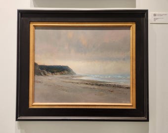 SILENCIO DE TEMPORADA BAJA. Cuadro al óleo enmarcado de una escena de playa, obra de John MacDonald (estadounidense, nacido en 1957).