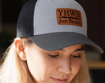 Boné de beisebol cristão com patch de couro vegano, chapéu com estampa de fé, perfil médio, cinco painéis e fecho de pressão.