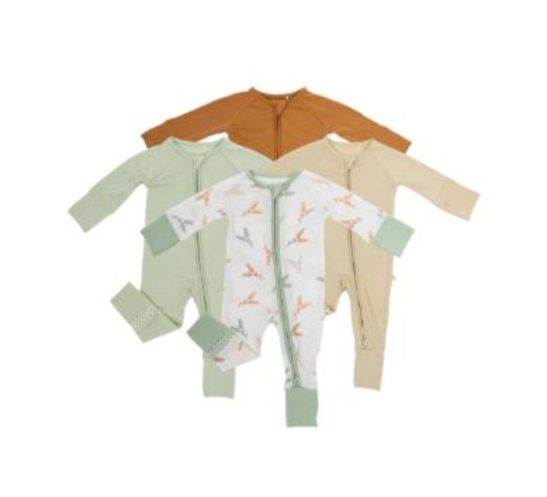 K&ouml;nnte beinhalten: Vier Baby-Schlafanz&uuml;ge in verschiedenen Farben: Hellgr&uuml;n, Beige und Rost. Ein Schlafanzug hat einen wei&szlig;en Hintergrund mit einem Muster aus braunen und gr&uuml;nen Formen. Alle haben lange &Auml;rmel, angen&auml;hte F&uuml;&szlig;e und einen durchgehenden Rei&szlig;verschluss.